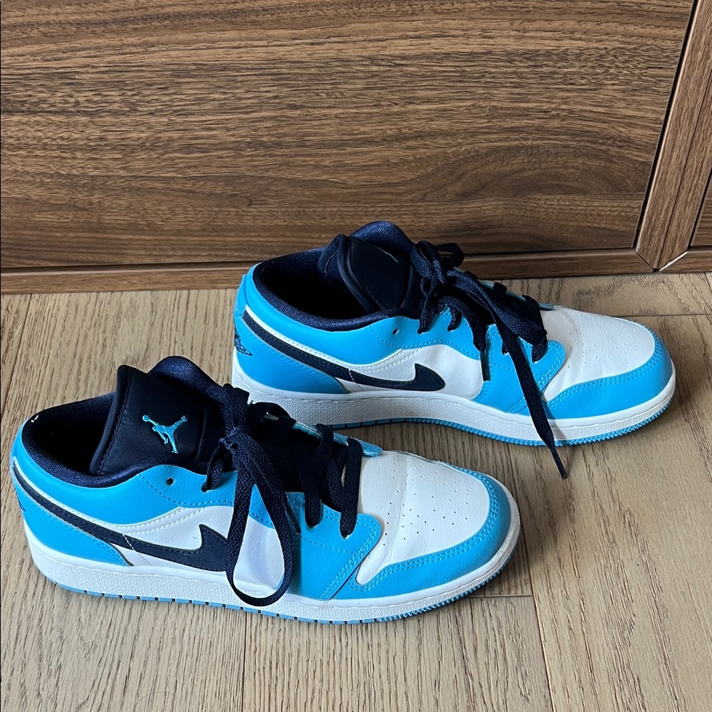 Nike Kids 6Y Sneakers in Blue and White